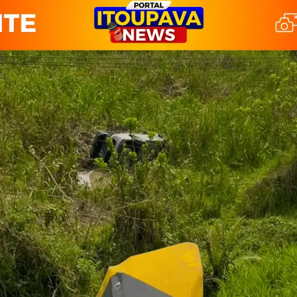 Carro cai em ribanceira após colisão na entrada da Braspress,…