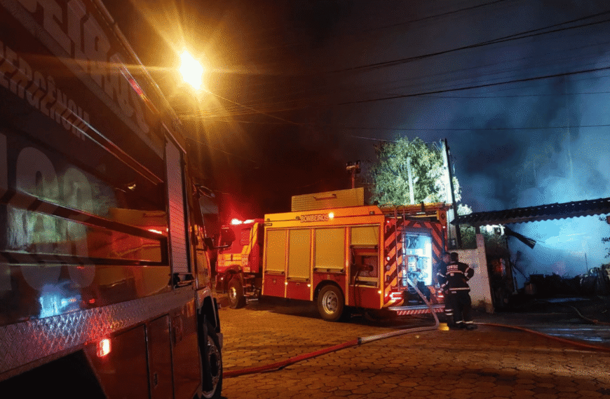 Incêndio atinge depósito de madeira e mobiliza Corpo…