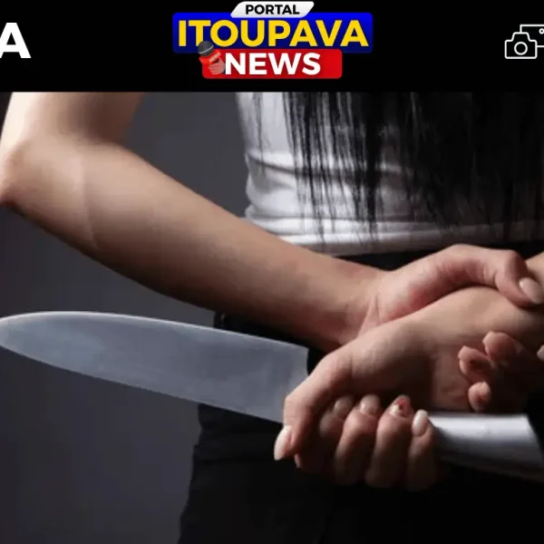 Vítima de 24 anos apresentava ferimentos na mão e nas costas e foi conduzida ao hospital pelo SAMU.