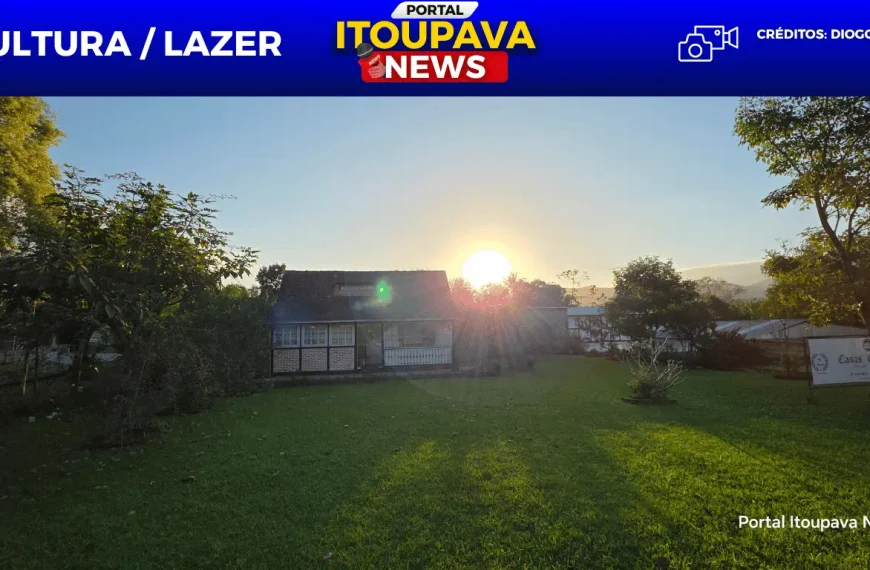 Em comemoração ao aniversário de Blumenau, o patrimônio histórico e arquitetônico da região das Itoupavas ganha papel de destaque na valorização da identidade local. Entre as paisagens cotidianas do bairro Itoupava Central, edificações históricas preservadas contam a história do desenvolvimento da comunidade. Um dos destaques do patrimônio arquitetônico do bairro está localizado na Rua Gustavo Zimmermann, nº 1051. A edificação enxaimel resiste ao tempo e permanece como um dos marcos visuais e culturais mais belos e representativos da região, encantando moradores e quem passa pelo local diariamente.